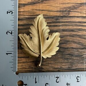 Vintage Trifari Gold-Tone Leaf Brooch Pin – Elegant Textured Mid-Century Jewelry